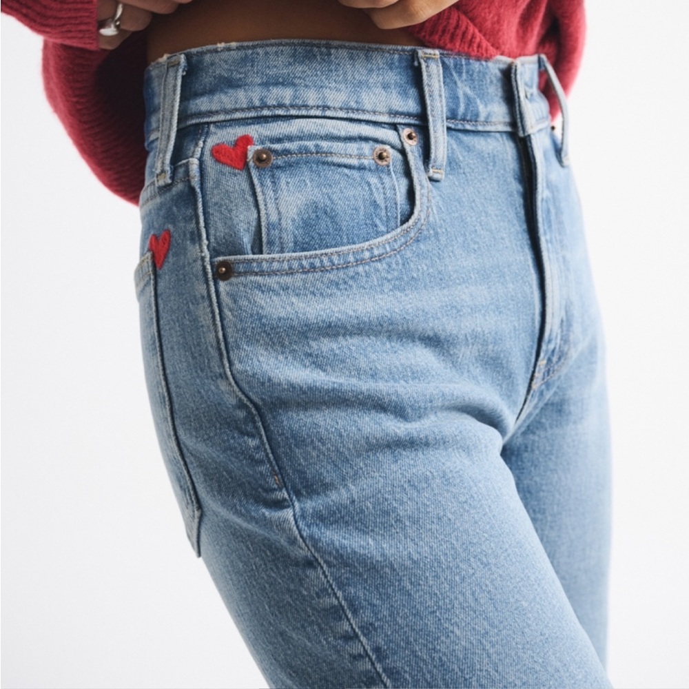 Abercrombie High Rise 90s Relaxed Jean in Medium Heart Embroidery Size 30R